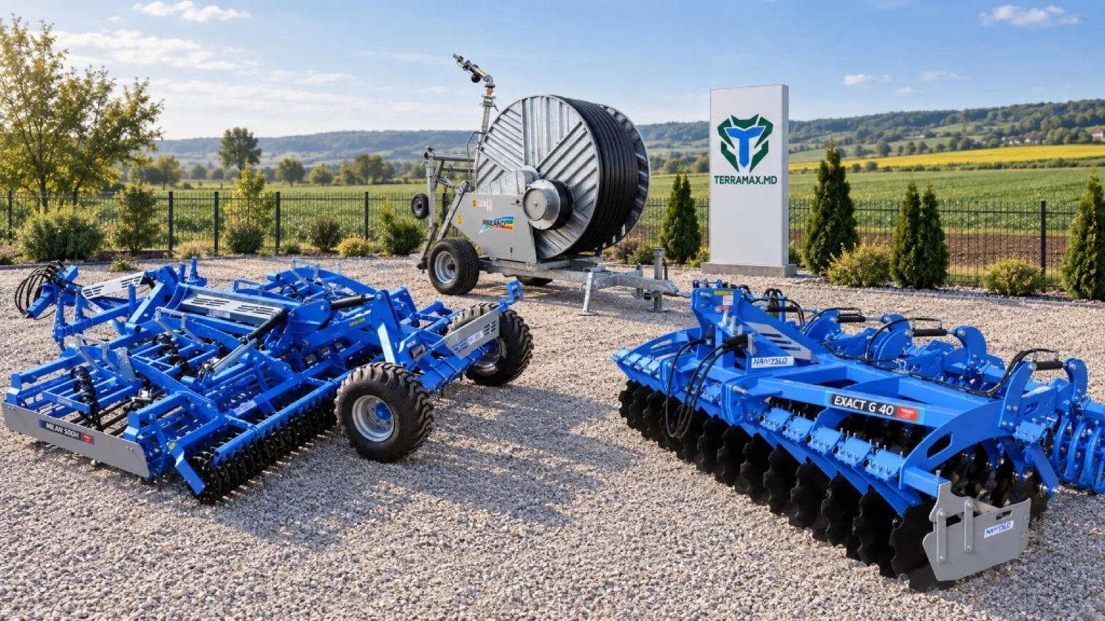 Consultant Terramax discută cu un agricultor lângă utilaj, pe câmp