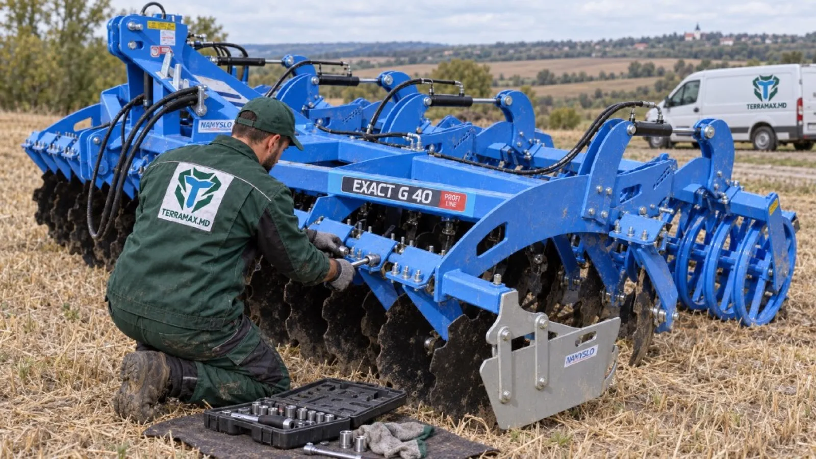 Tehnician Terramax în service, la mentenanța unui tractor